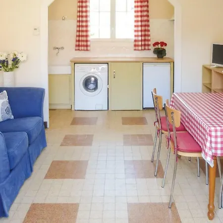 Two-bedroom Holiday In Salles Les Aulnay